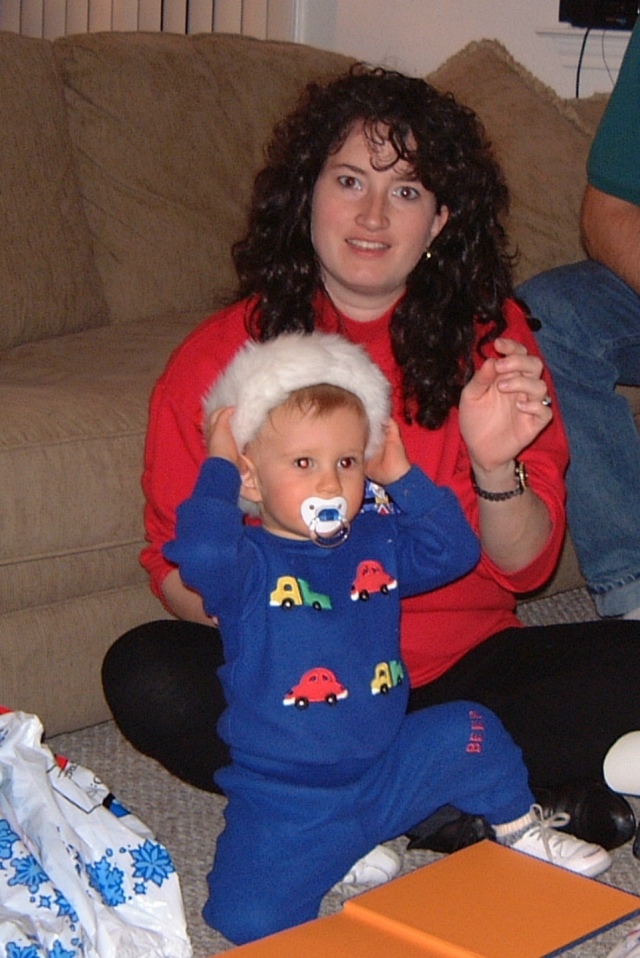Hildebrand Christmas ScreenSaver/640x480_2000-12-21-07 one picture with the Santa hat.jpg